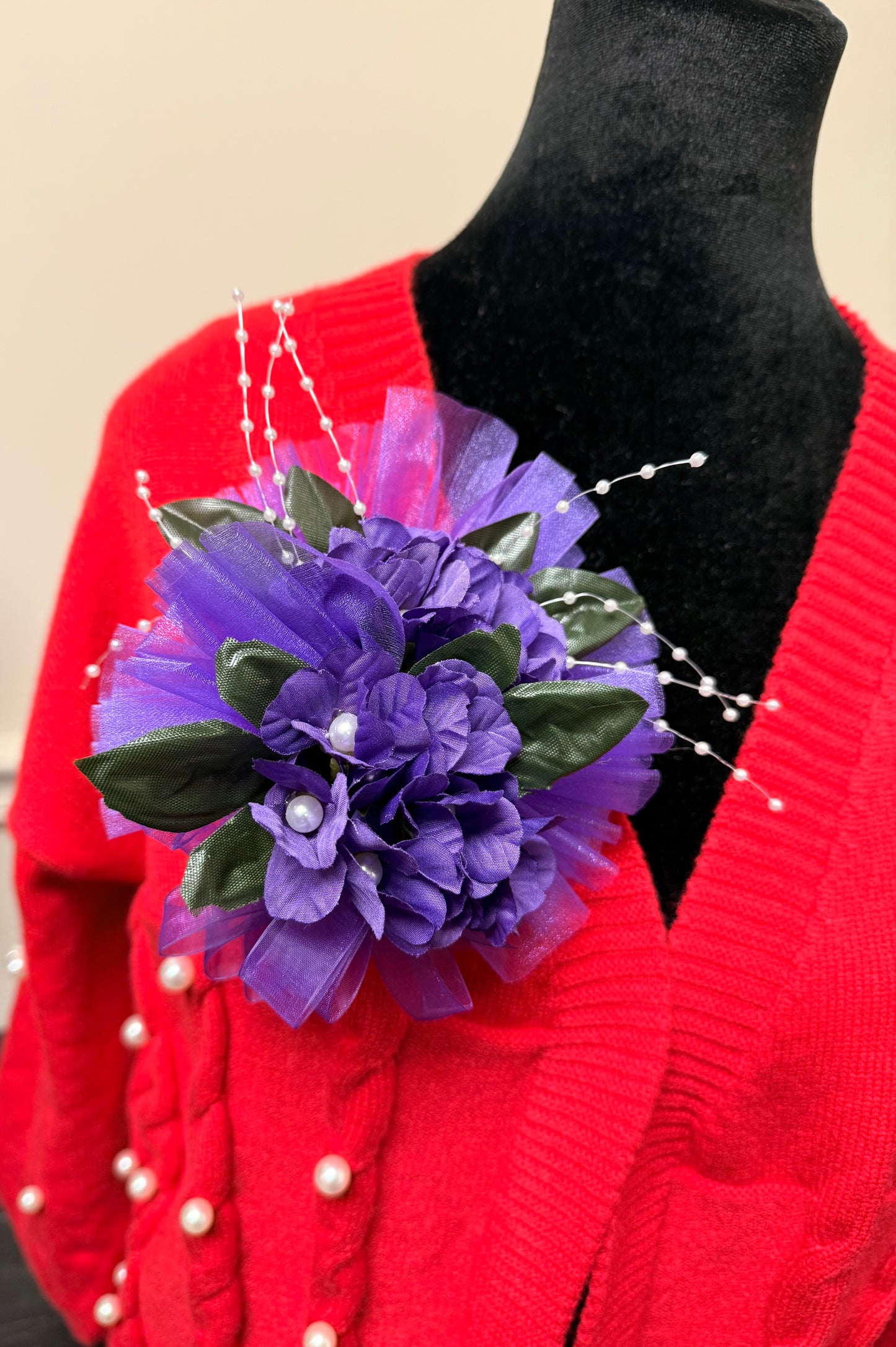 NEW đ Violet corsage